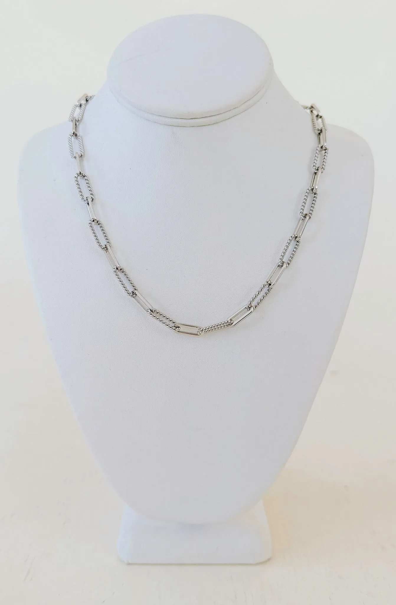 BRENDA GRANDS SILVER TWISTED LINK NECKLACE