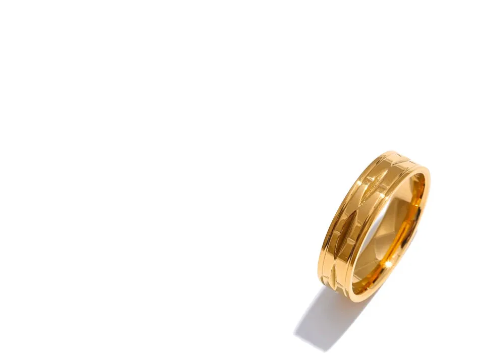Fiora Carved 18k Gold Band Ring