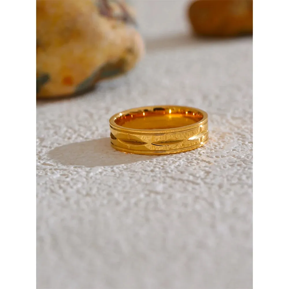 Fiora Carved 18k Gold Band Ring