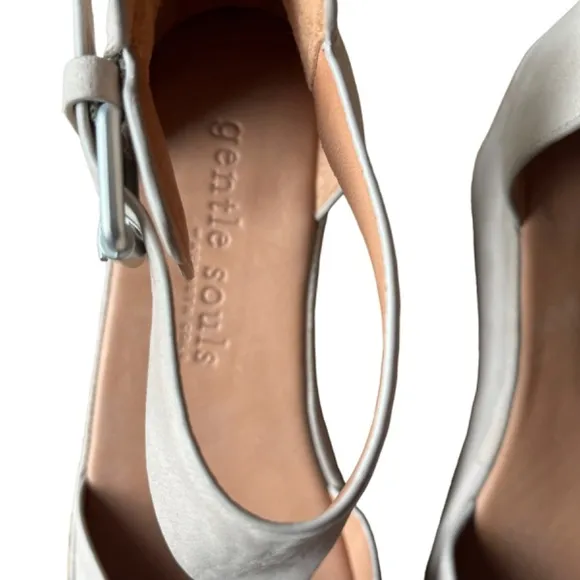 Gentle Souls Kenneth Cole Nydia Platform Wedge with T-Strap Sandal Size 7 Suede