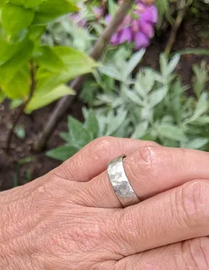 Hammered Band in white gold