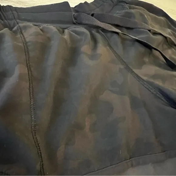 LULULEMON Hotty Hot ShortSavasana Camo Black Drawstring Pocket 4 Mesh Elastic