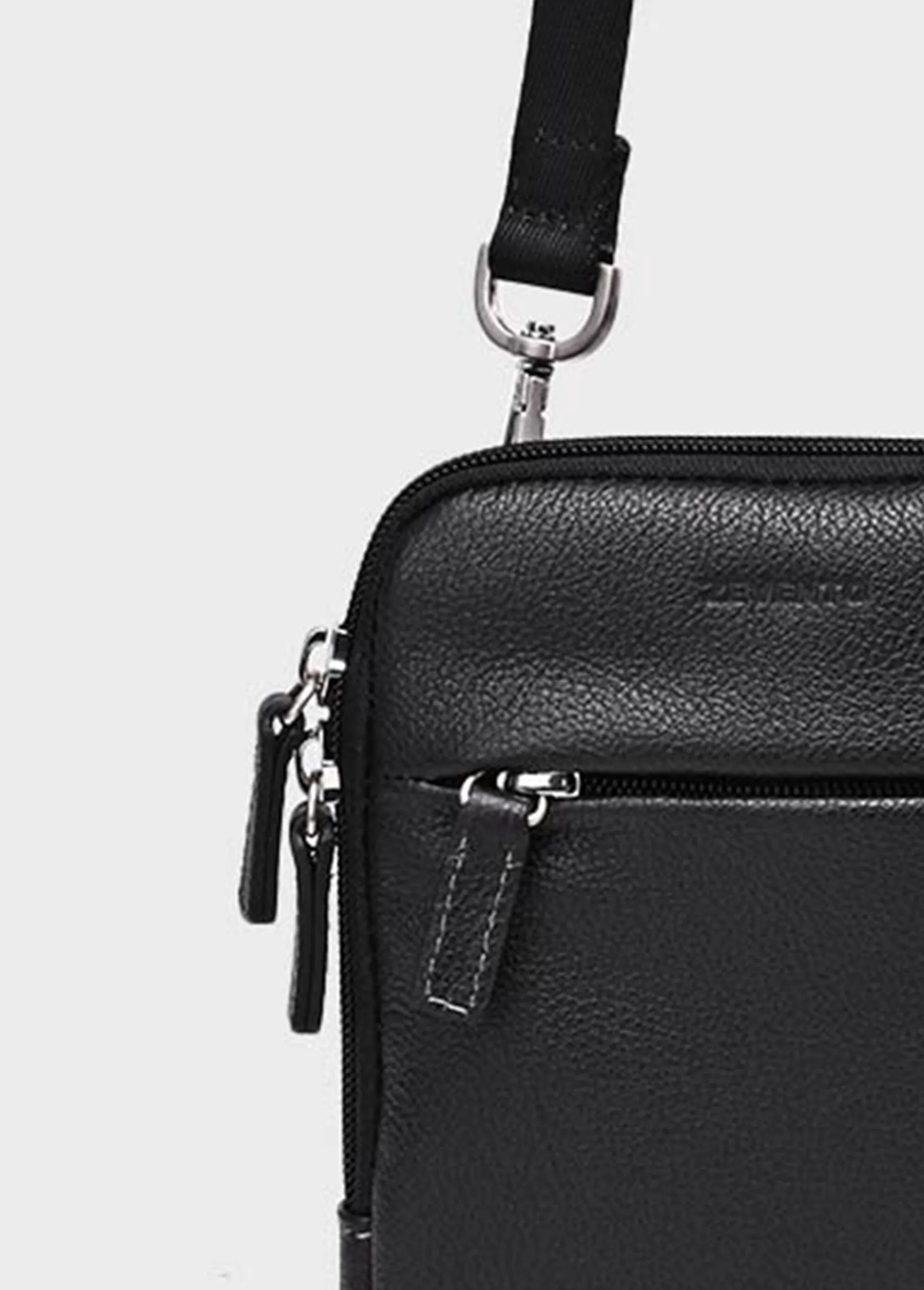 Men's zipped leather bag